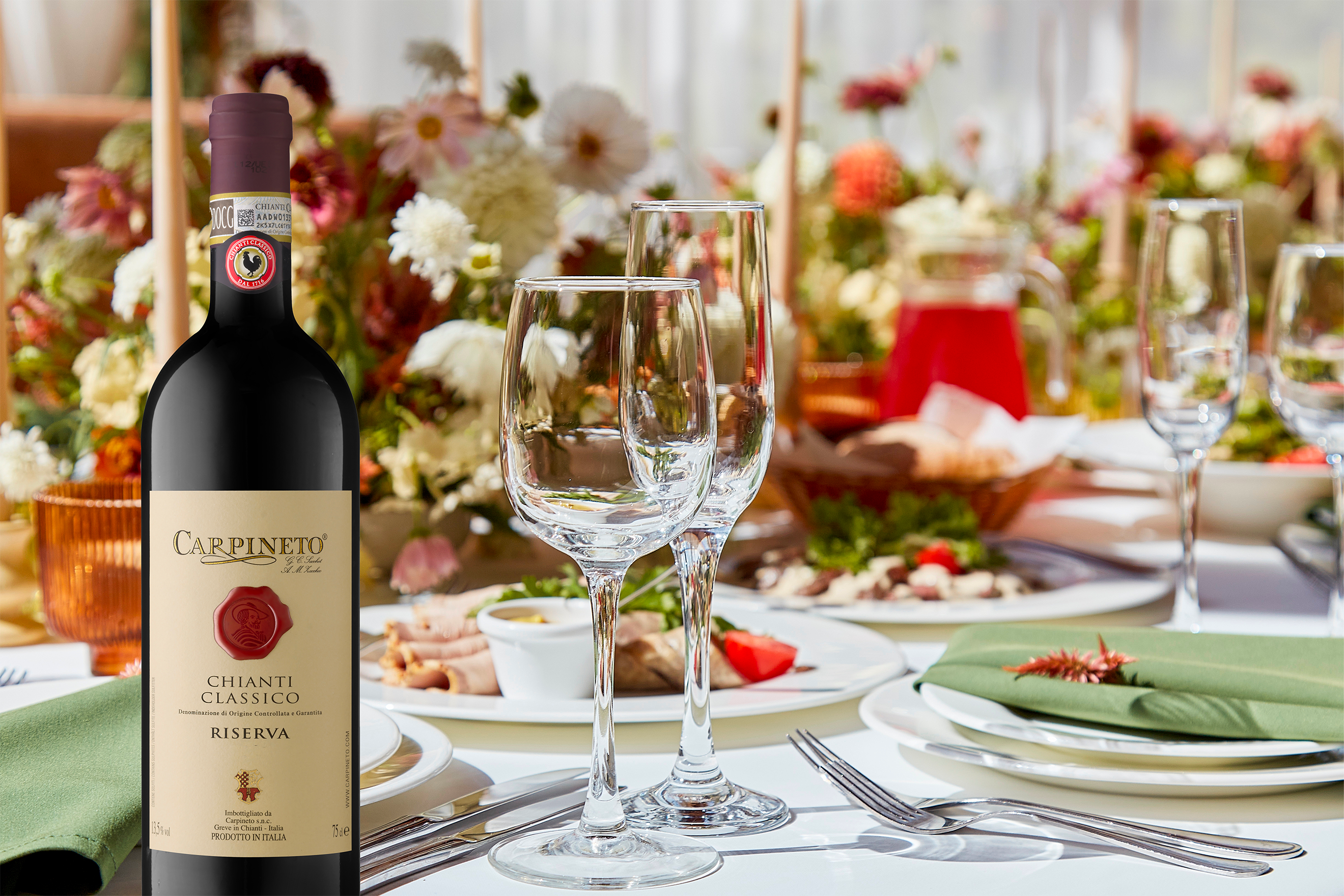 <p>Il brindisi che cambia le regole: quando il Chianti Classico Riserva sostituisce le bollicine per le cene pi&ugrave; eleganti delle feste</p>
